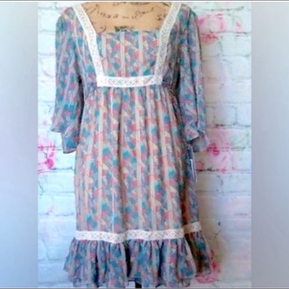 Vintage Style Geometric Dress with Lace Trim